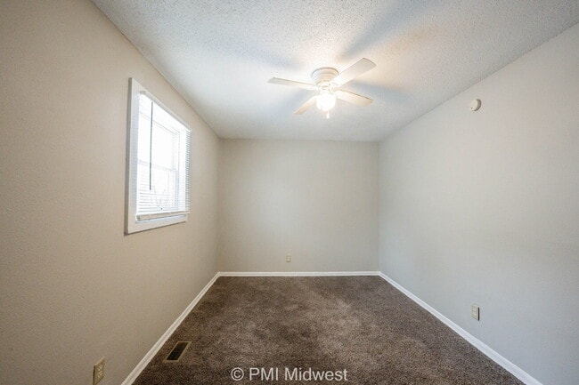Foto del edificio - "Charming 3-Bedroom Gem on Udell Street with Spacious Living – 1104 Sq. Ft., Indianapolis!"