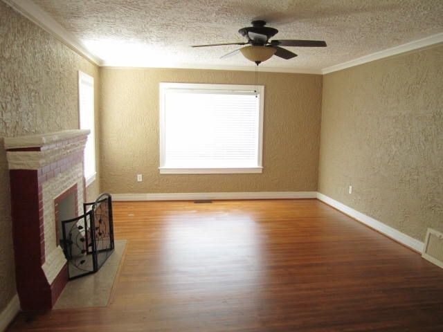 Building Photo - Charming home near Utica Square