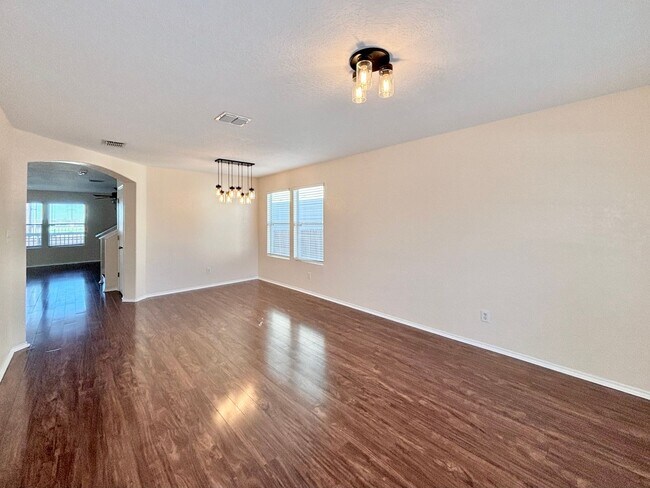 Foto del edificio - Impecable 5 Bedroom Home!