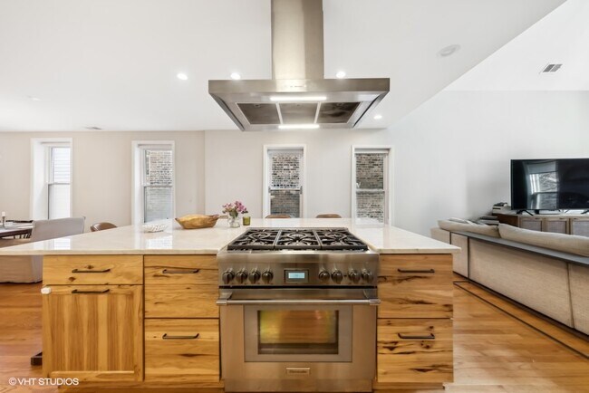 Thermador Range - 1033 N Hermitage Ave