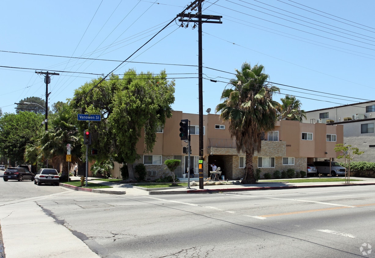 Primary Photo - 15900 Vanowen St