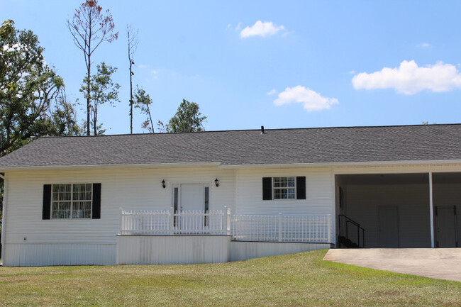 Building Photo - Immaculate 3/2 in Marianna, FL