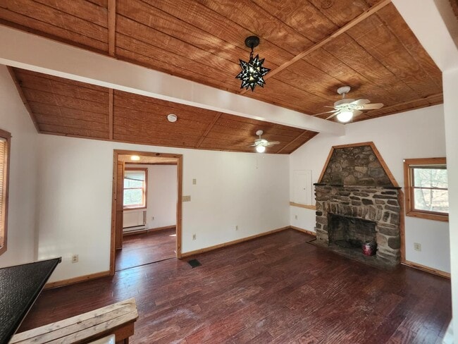 Foto del edificio - 5 Woodland Cir S