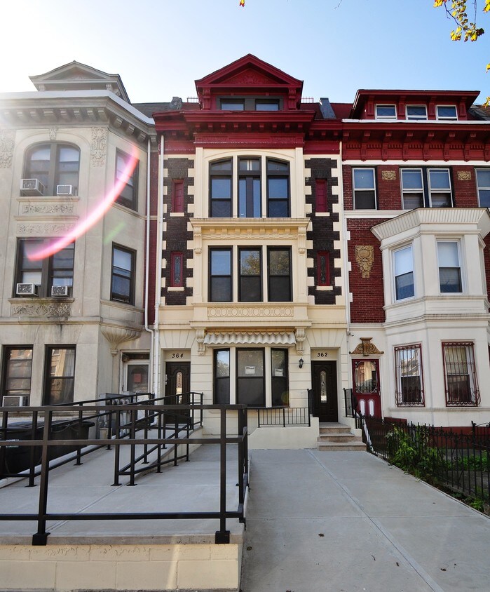 Primary Photo - 362-364 Parkside Ave