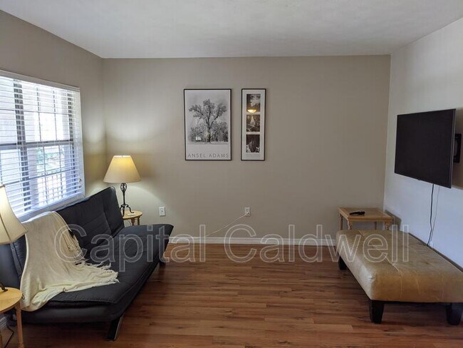 Foto del edificio - 3718 W McKay Ave