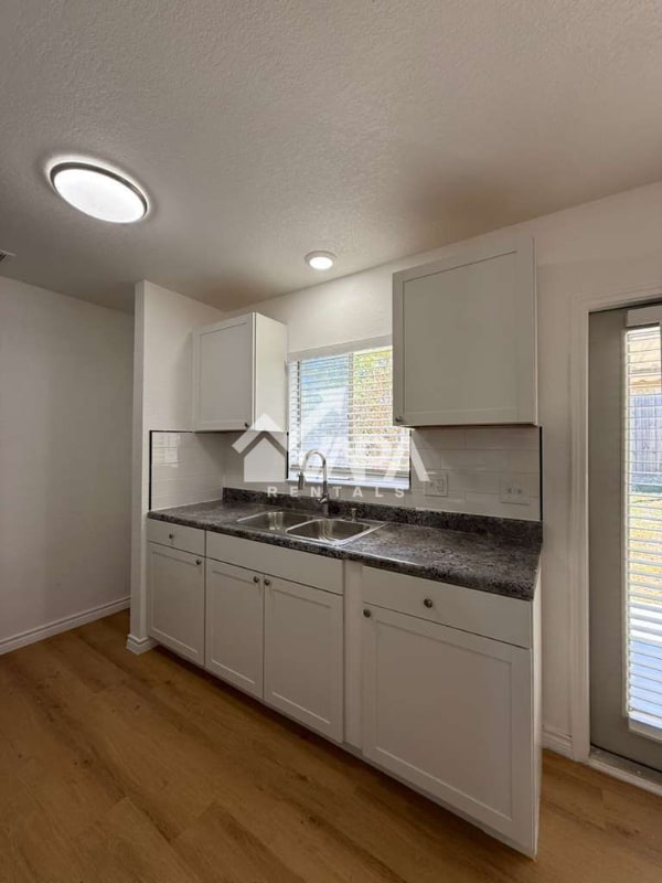 Building Photo - 7814 Hollow Oak