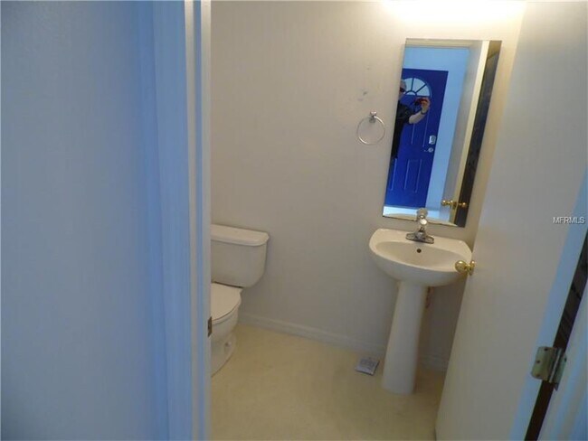 Building Photo - Available November 1st! Charming 3/2.5 tow...