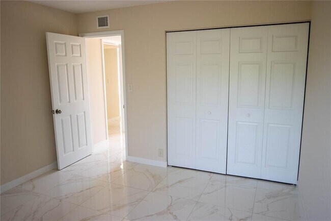 Building Photo - 316 Sunshine Dr