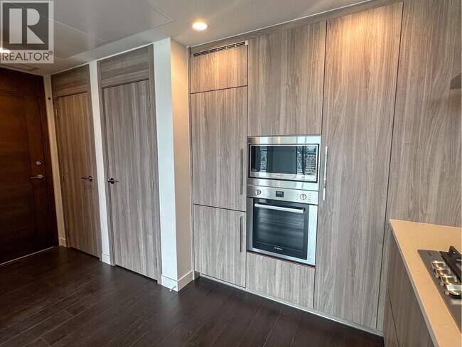 Photo du bâtiment - 4890 Lougheed Hwy.