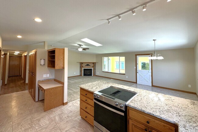 Building Photo - Beautiful Rambler in Gated Camaloch Golf community on North Camano Island