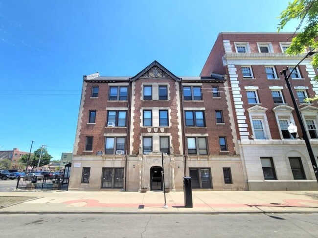 Building Photo - 3345 N Marshfield Ave
