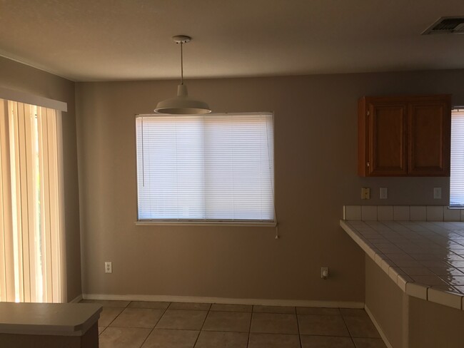 Foto del edificio - SW-Bakersfield 4bed/2.5bath