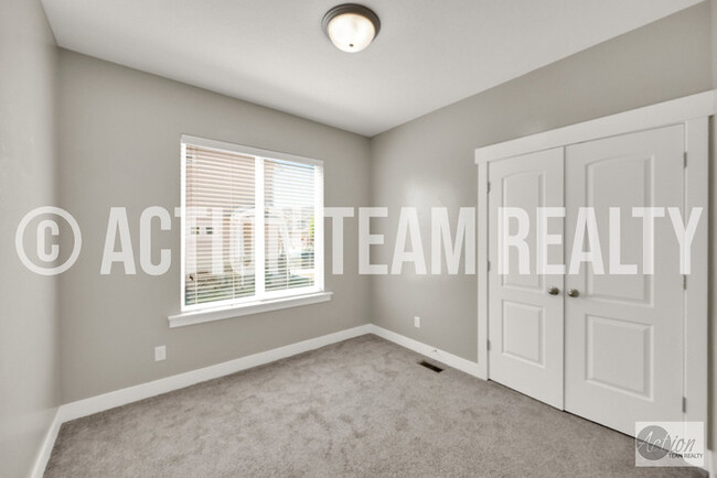 Building Photo - Row End Townhome in Orem!