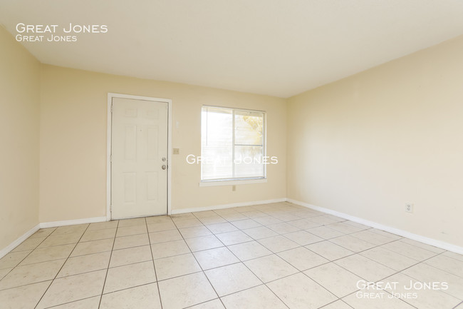 Building Photo - 717 W Rosewood Ln