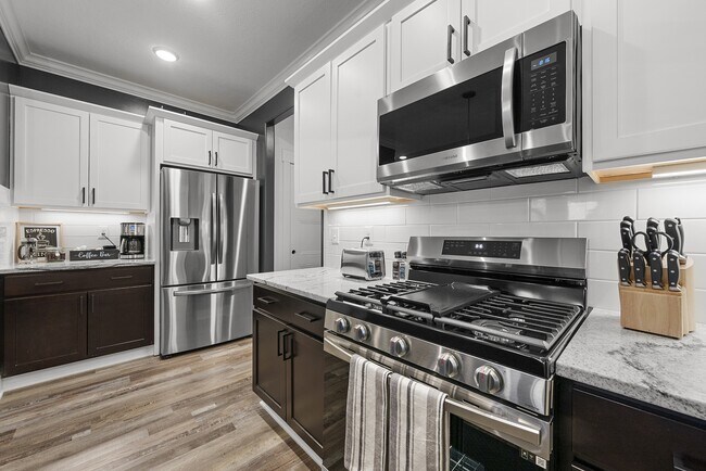 Building Photo - 127 E 8th Ave