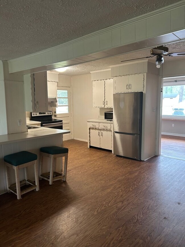 Building Photo - Cozy home
