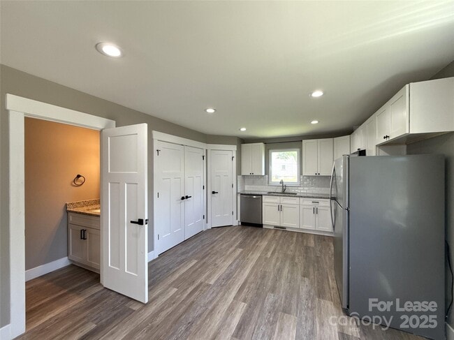 Building Photo - 133 Openview Dr