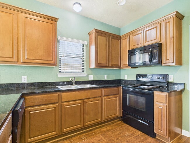 Building Photo - 3-Bedroom Retreat with 2.5 Baths in Freder...