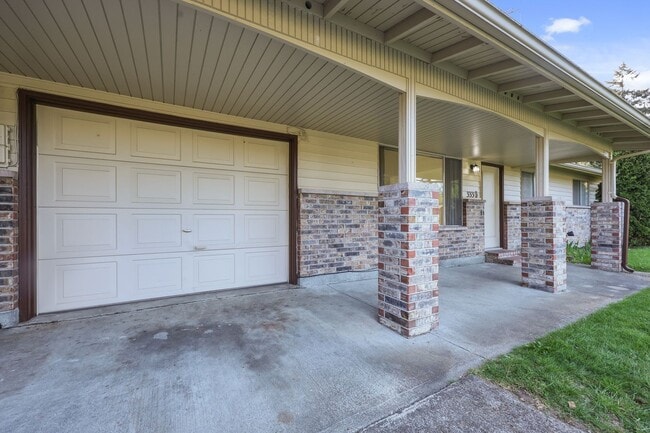 Building Photo - MOVE IN READY NOW! 3 bedrooms, 1.5 baths 1 car garage. Easy JBLM commute! North Thurston School D...