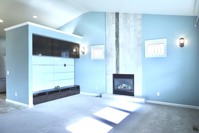 Building Photo - 3BR - 2BR Craftsman located in NW Redmond