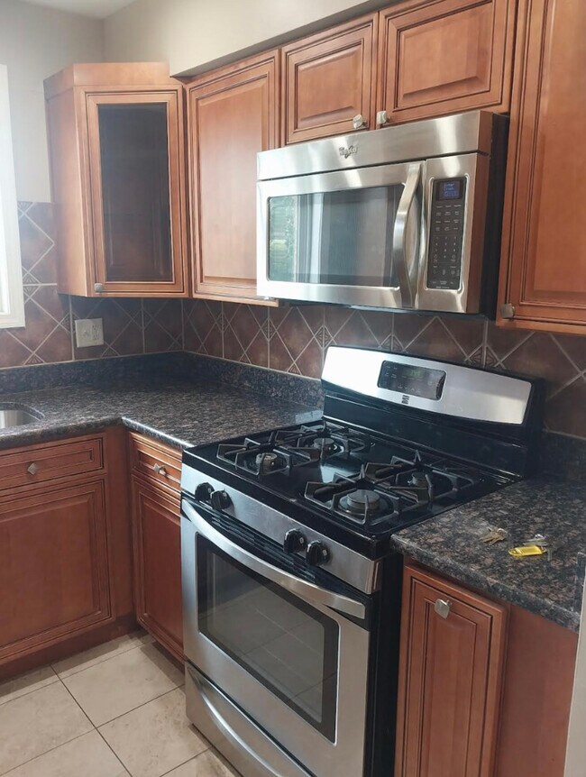 Foto del edificio - 629 W 65th St