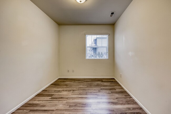 Foto del edificio - MOVE IN READY! 4 bed plus den - easy I-5 a...