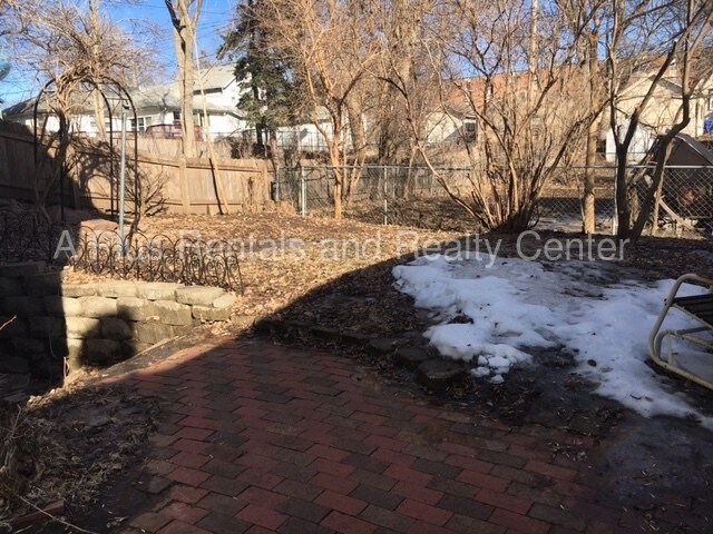 Building Photo - 1408 S Grange Ave