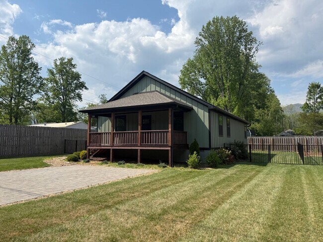 Foto del edificio - Newer One-Level Home Near Downtown Black Mountain