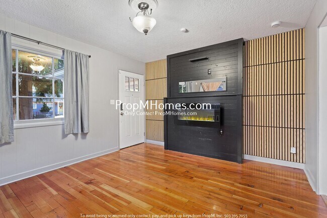 Foto del edificio - Spacious and Charming 3-Bedroom Home with Bonus Room in Vibrant Hazelwood!