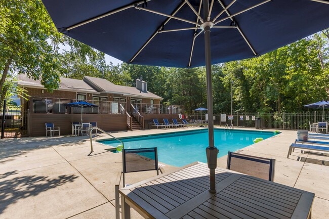 Piscina - Summit Village Apartments