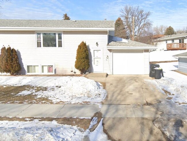 Building Photo - 3 Bed 1.5 Bath Duplex