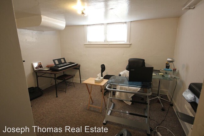 Building Photo - 12 900 E