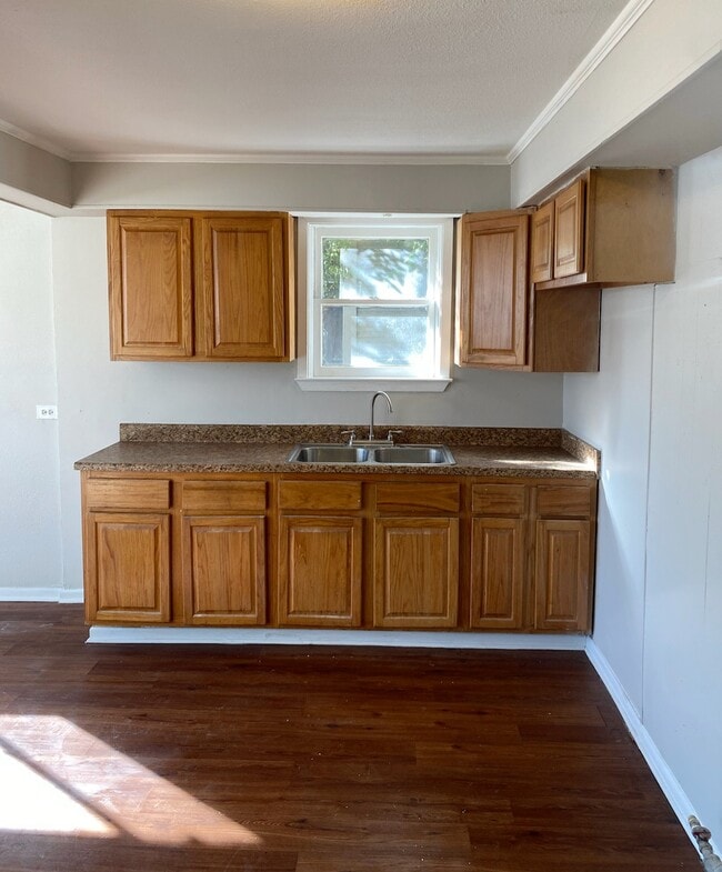 Building Photo - 422 Blue Bonnet St