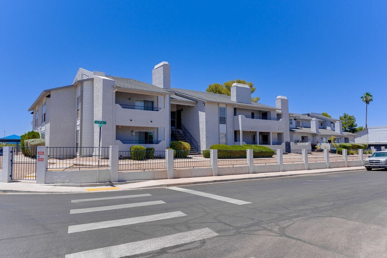 Foto principal - Charming 2 Bed, 2 Bath Condo with Fireplac...