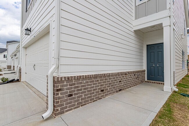 Foto del edificio - END UNIT! Townhome Off of Butler Rd