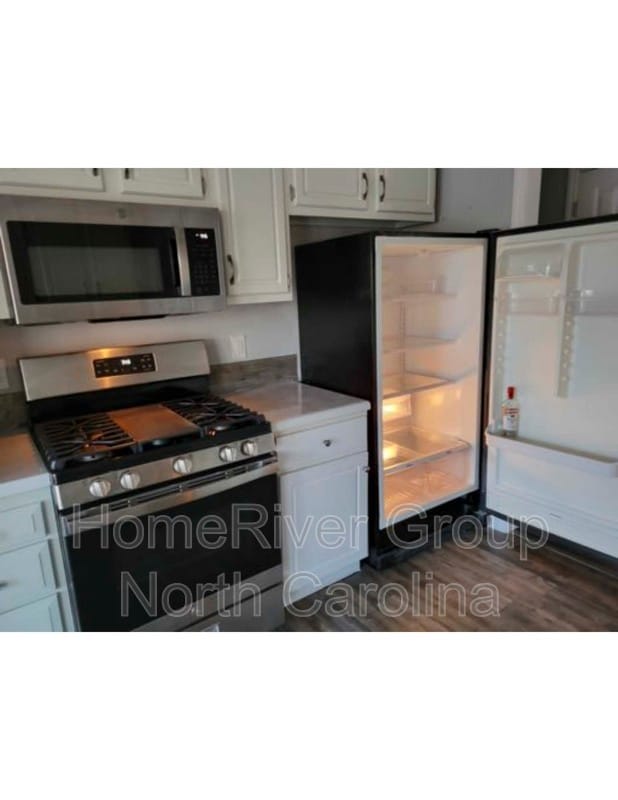 Building Photo - 301 Sterling Ridge Dr
