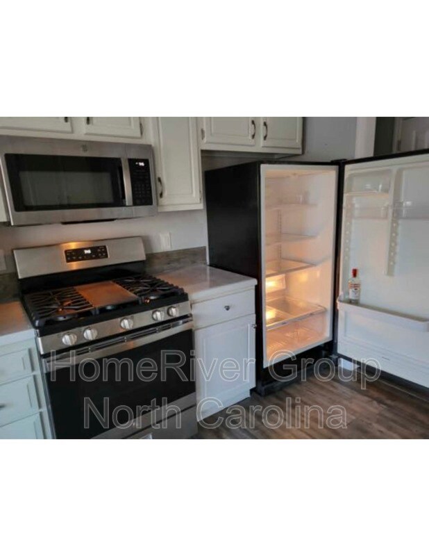 Foto del edificio - 301 Sterling Ridge Dr