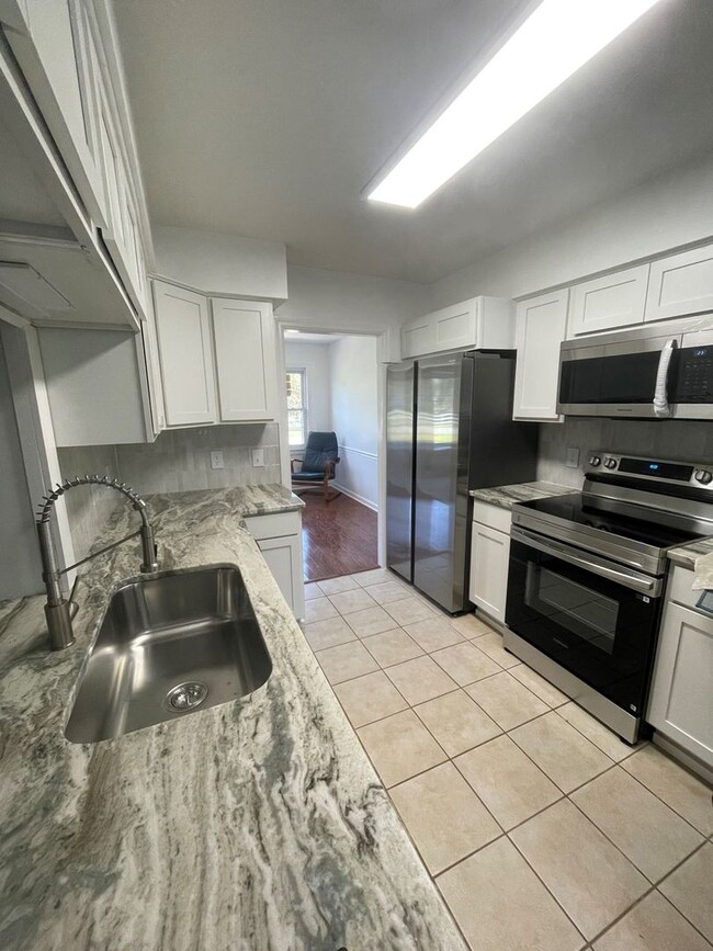 Building Photo - 3 Bedroom Single Family Home in off Masonb...