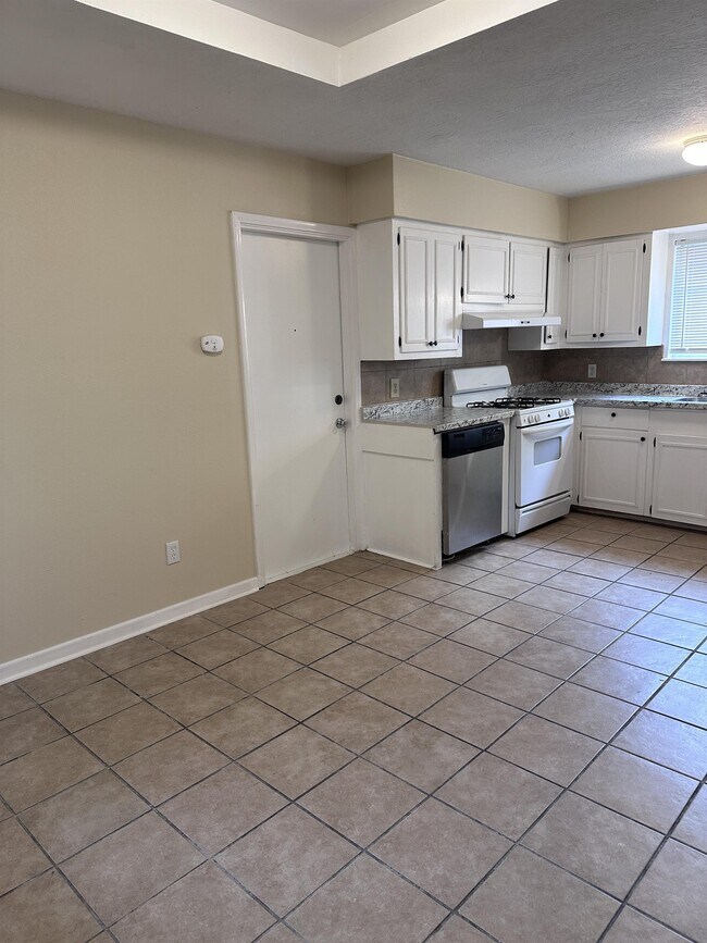 Building Photo - 109 Sutherland Dr