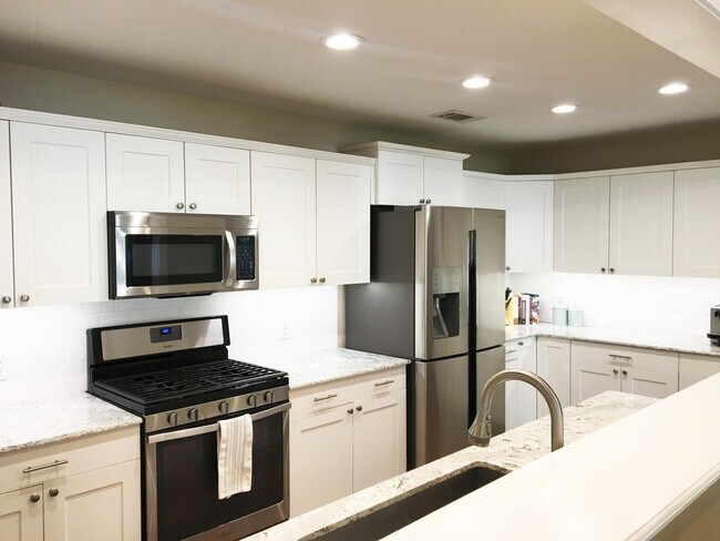 Foto del edificio - 776 Thora Blvd