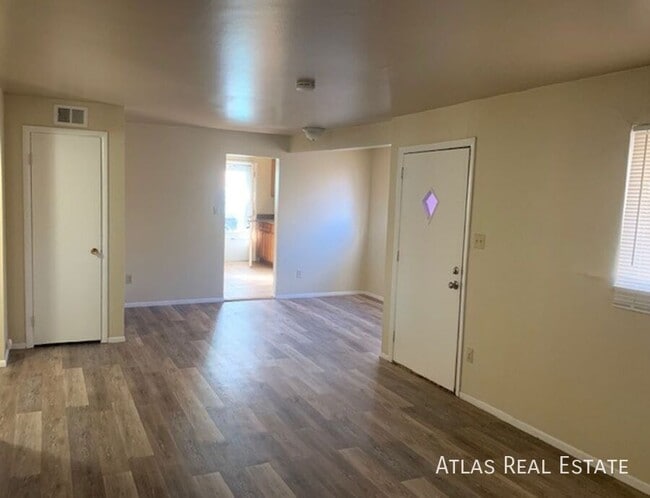 Photo - 2707 N Chestnut St Apartment