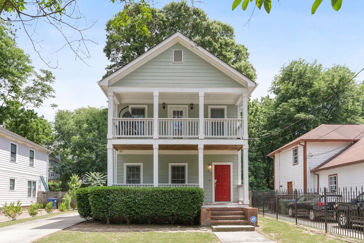 Primary Photo - Spacious Grant Park Home