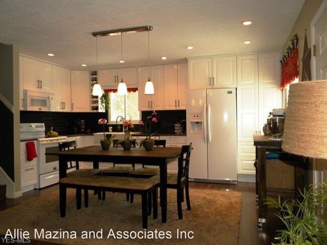 Building Photo - 3 br, 1.5 bath House - 994 Moneta Ave