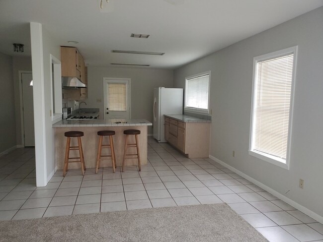 Building Photo - 2301 N Parkwood Dr