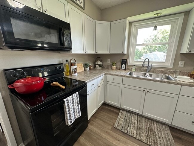Building Photo - 3 bed, 1 bath home for rent in Maywood edi...