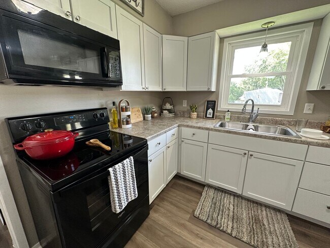 Foto del edificio - 3 bed, 1 bath home for rent in Maywood edi...