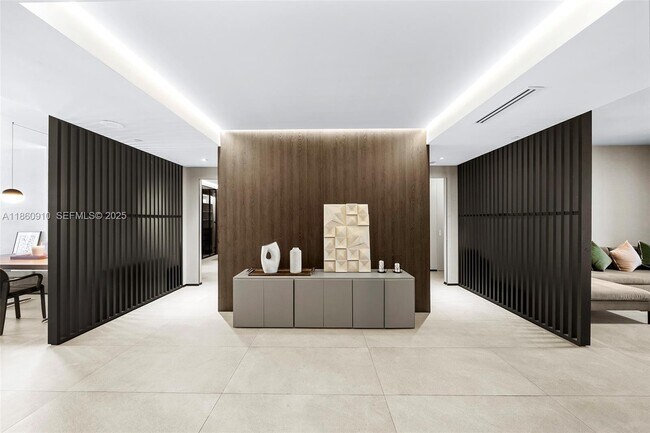 Foto del edificio - 785 Crandon Blvd