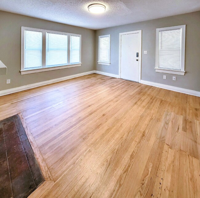 Foto del edificio - Front Duplex on 11th