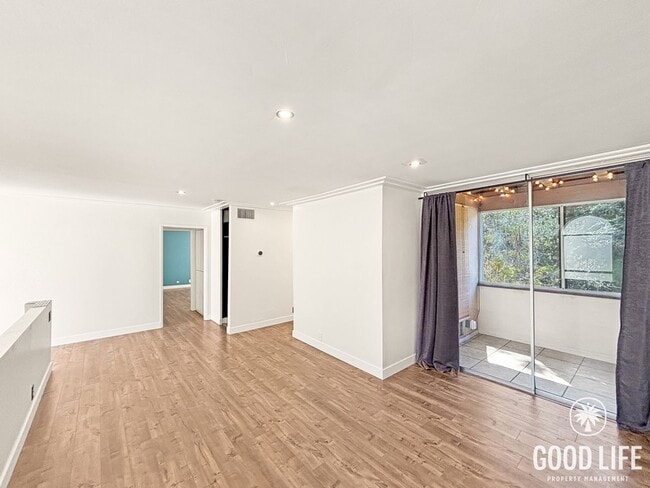 Foto del edificio - Charming 1BD/1BA Condo in College West W/ A/C, Balcony, Office/Bonus Room, Community Pool, Coin O...