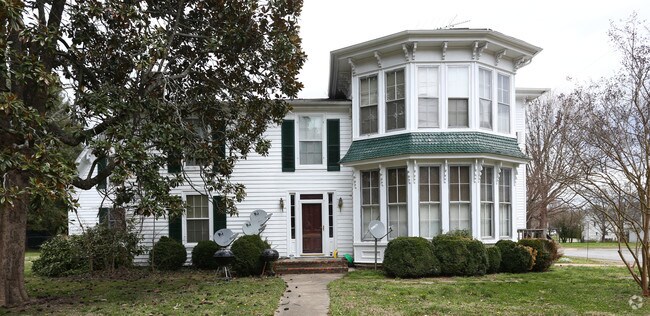 Building Photo - 135 S Main St